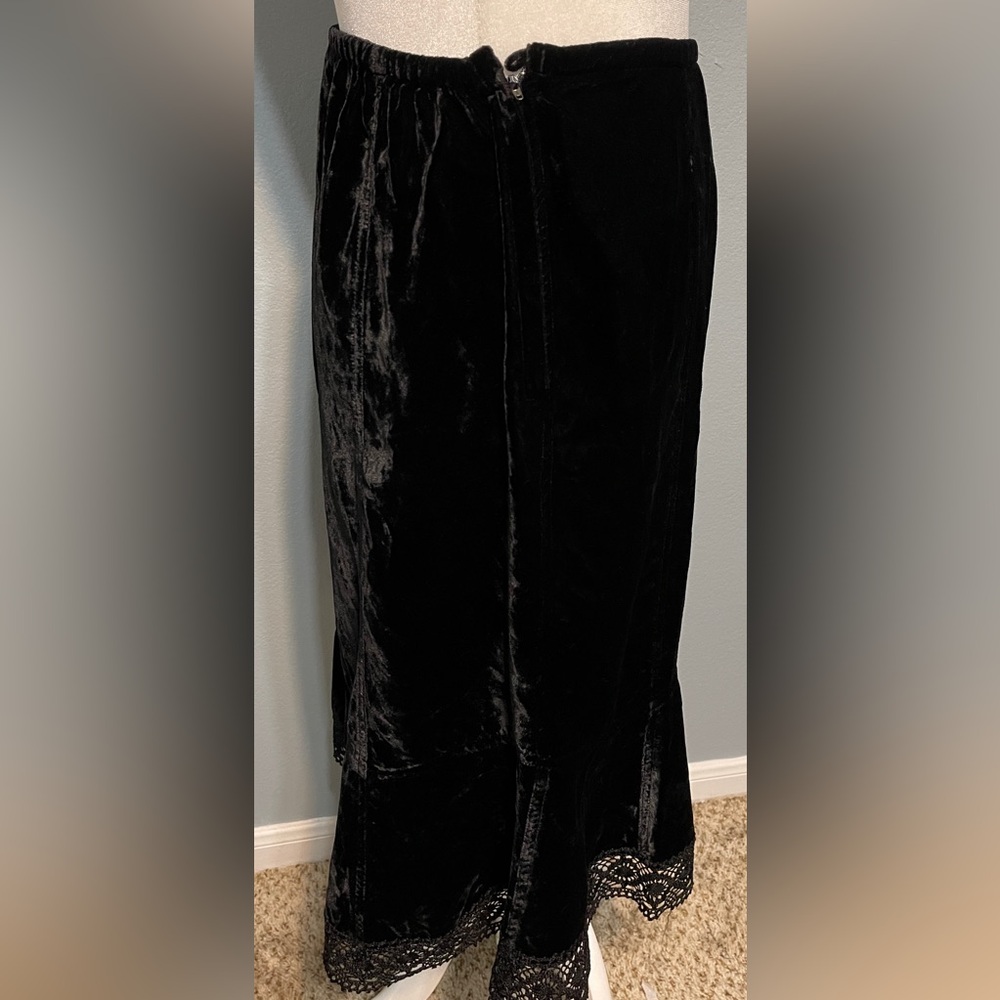 Black Velvet Women’s Skirt - Classic Elegant Style Lace Trim Medium - Picture 6 of 10